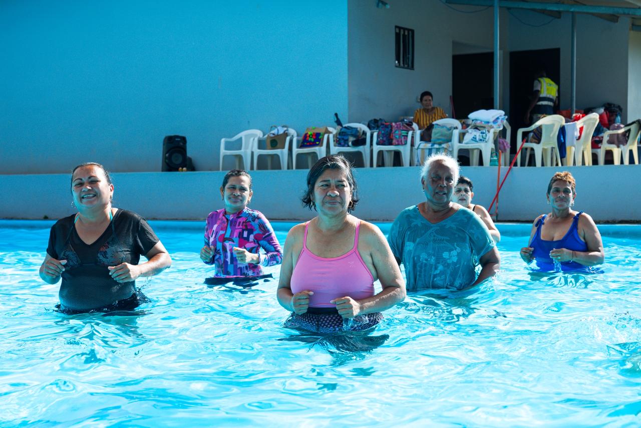 Jornada de bailoterapia en piscina